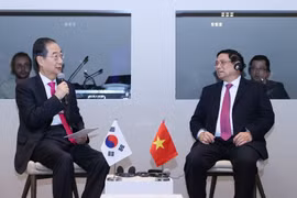 Thủ tướng Phạm Minh Chính gặp Thủ tướng Hàn Quốc Han Duck-soo. (Ảnh: Dương Giang/TTXVN)