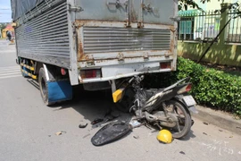 Xe máy chạy tốc độ cao đâm vào đuôi xe tải, hai người tử vong