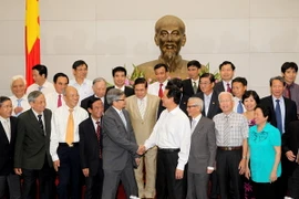 Thủ tướng Nguyễn Tấn Dũng với các đại biểu. (Ảnh: Đức Tám/TTXVN)