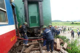 Tàu chở hàng trật bánh, đường sắt Bắc-Nam ùn ứ trong nhiều giờ