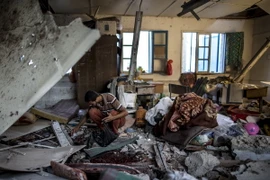 Cảnh đổ nát sau vụ nã pháo của Israel vào trường học ở Gaza. (Nguồn: AFP/TTXVN)