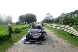 Thiếu quan sát, ôtô bị tàu hỏa đâm văng xa hàng chục mét