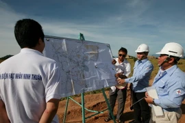 Đại diện Ban quản lý Dự án Điện hạt nhân Ninh Thuận giới thiệu mặt bằng thực hiện dự án. (Ảnh: Ngọc Hà/TTXVN)