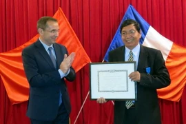 Pháp tặng Huân chương cho ông Nguyễn Văn Mễ và ông Bửu Ý