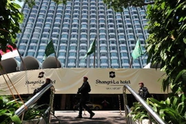Cảnh sát canh gác bên ngoài Khách sạn Shangri-La. (Nguồn: Xinhua)