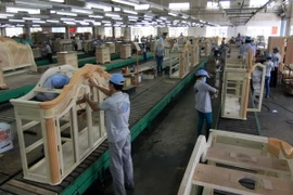 Sản xuất đồ gỗ nội thất gia dụng cao cấp xuất khẩu. (Ảnh: Vũ Sinh/TTXVN)