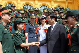 Chủ tịch nước Trương Tấn Sang gặp mặt thân mật Đoàn đại biểu các tấm gương điển hình tiên tiến xuất sắc của phụ nữ quân đội. (Ảnh: Nguyễn Khang/TTXVN)