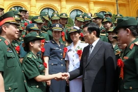 Chủ tịch nước Trương Tấn Sang gặp mặt thân mật Đoàn đại biểu các tấm gương điển hình tiên tiến xuất sắc của phụ nữ quân đội. (Ảnh: Nguyễn Khang/TTXVN)