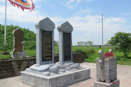 Phải tháo dỡ toàn bộ bia đá dựng "chui" tại đền Trần trước 15/5