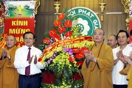 Bí thư Thành ủy Hà Nội chúc mừng Trung ương Giáo hội Phật giáo Việt Nam nhân dịp Đại lễ Phật đản 2015. (Ảnh: Nguyễn Dân/TTXVN)