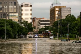 Mưa lớn gây ngập lụt tại Austin, bang Texas. (Nguồn: AFP/TTXVN)