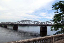 Tỉnh Thừa Thiên-Huế đã thực hiện nhiều dự án chỉnh trang bờ sông Hương. (Nguồn: Quốc Việt/Vietnam+) 