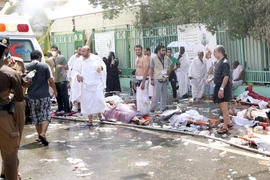 Thi thể người hành hương la liệt sau vụ giẫm đạp tại Mina. (Nguồn: Reuter/ TTXVN)