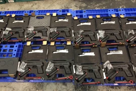 Lô hàng gồm 94 khẩu súng ngắn quân dụng và 472 băng đạn chưa qua sử dụng. (Ảnh: TTXVN)