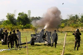Quân đội Philippines thuộc Sư đoàn bộ binh số 6 nã pháo trong chiến dịch truy quét quân nổi dậy. (Nguồn: AFP/TTXVN)