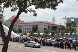 Người dân xếp hàng vào viếng ông Lý Quang Diệu ngày càng đông