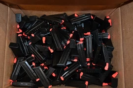 Lô hàng gồm 94 khẩu súng ngắn quân dụng và 472 băng đạn chưa qua sử dụng. (Nguồn: TTXVN)