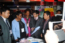 Đại sứ Lê Huy Hoàng giới thiệu sản phẩm của Việt Nam tham gia hội chợ. (Nguồn: Minh Đức/Vietnam+)