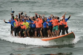 [Photo] Màn lướt sóng đặc biệt thiết lập kỷ lục Guinness