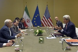 Ngoại trưởng Mỹ John Kerry (phải) và người đồng cấp Iran Mohammad Javad Zarif (trái) bắt đầu vòng đàm phán mới về chương trình hạt nhân của Tehran. (Nguồn: AFP/TTXVN )