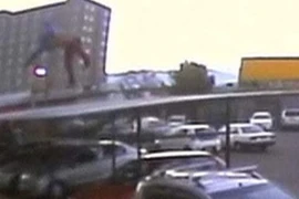 Reyes mất thăng bằng và bị rơi xuống từ tầng 17. (Nguồn: RT)