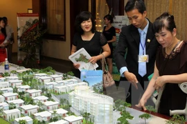 Khách tham quan mô hình quy hoạch bất động sản tại Hà Nội. Ảnh minh họa. (Ảnh: Hoàng Lâm/TTXVN)