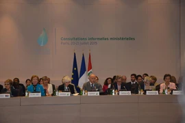 Bàn chủ tịch cuộc họp tham vấn không chính thức cấp bộ trưởng về khí hậu tổ chức ngày 20 và 21/7 tại Paris. (Ảnh: Bích Hà/Vietnam+)