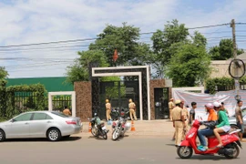 Công an phong tỏa trước cổng nhà nạn nhân. (Nguồn: Nguyễn Văn Việt/Vietnam+)