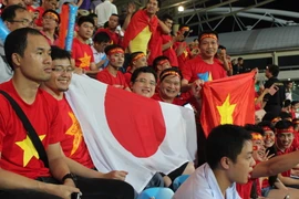 Món quà bất ngờ dành tặng huấn luyện viên Toshiya Miura của cổ động viên Việt Nam. (Ảnh: Nhị Hải/Vietnam+)