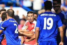 Gabriel Paulista (giữa) may mắn thoát án phạt. (Nguồn: PA)