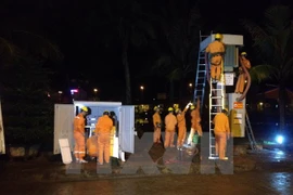 Công nhân Công ty Điện lực Quảng Ninh khắc phục sự cố tại các trạm biến áp để sớm cấp điện cho người dân. (Ảnh: Nguyễn Hoàng/TTXVN)