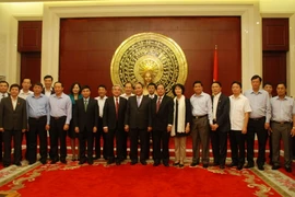 Phó Thủ tướng Nguyễn Xuân Phúc với cán bộ, nhân viên Đại sứ quán. (Ảnh: Yến Kiên/TTXVN)