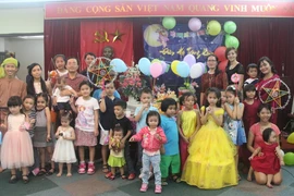 Đại sứ Việt Nam tại Malaysia Phạm Cao Phong cùng các cháu thiếu nhi tại Đêm hội trăng rằm. (Ảnh: Kim Dung-Chí Giáp/Vietnam+)
