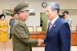 Cố vấn an ninh quốc gia Hàn Quốc Kim Kwan-jin (phải) và Chủ nhiệm Tổng cục chính trị quân đội Triều Tiên Hwang Pyong-so sau khi kết thúc đàm phán. (Nguồn: Yonhap/ TTXVN)