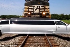 Xe Limousine bị tàu hỏa đâm. (Nguồn: Daily Mail)