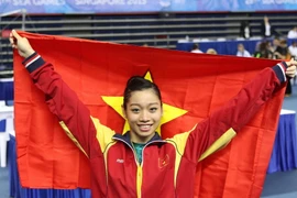 Vận động viên Phan Thị Hà Thanh vui mừng với chiếc huy chương vàng. (Ảnh: Quốc Khánh/TTXVN)