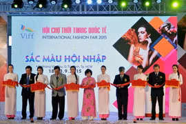 Cắt băng khai mạc hội chợ. (Ảnh: An Hiếu/TTXVN)