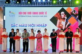 Cắt băng khai mạc hội chợ. (Ảnh: An Hiếu/TTXVN)