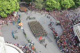 Đoàn diễu binh, diễu hành đoạn qua phố Hàng Khay, Tràng Tiền. (Nguồn: TTXVN)