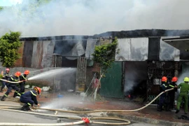 [Photo] Hiện trường vụ cháy lớn ở nhà xưởng sản xuất chăn bông