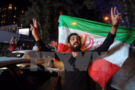 Người dân Iran hoan nghênh thỏa thuận hạt nhân lịch sử giữa Iran và P5+1. (Nguồn: AFP/TTXVN) 