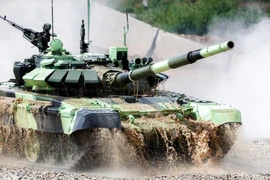 Cuộc thi điều khiển xe tăng. (Nguồn: Duy Trinh/Vietnam+)