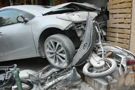 Xe du lịch tông liên hoàn vào 8 xe máy làm nhiều người bị thương