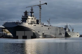 Tàu chiến lớp Mistral neo đậu tại Saint-Nazaire. (Nguồn: AFP/ TTXVN)