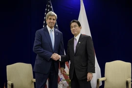 Ngoại trưởng Mỹ John Kerry (trái) trong cuộc gặp với Ngoại trưởng Nhật Bản Fumio Kishida. (Nguồn: AFP/TTXVN)
