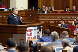 Tổng thống Ukraine Petro Poroshenko phát biểu tại một phiên họp Quốc hội. (Nguồn: AFP/TTXVN)