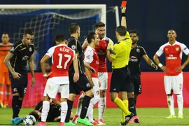 Giroud nhận thẻ đỏ trong trạn đấu với Dinamo Zagreb. (Nguồn: skysports)