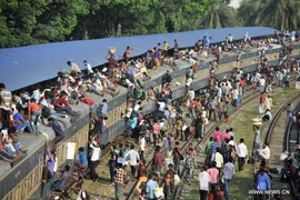 Người dân Bangladesh chen nhau để lên đoàn tàu hỏa. Ảnh minh họa. (Nguồn: News.cn)