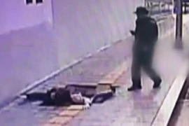 [Video] Cặp đôi bất ngờ sụt "hố tử thần" khi đang đi trên đường