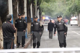 Cảnh sát Trung Quốc tuần tra tại Tân Cương. (Nguồn: Kyodo/TTXVN)